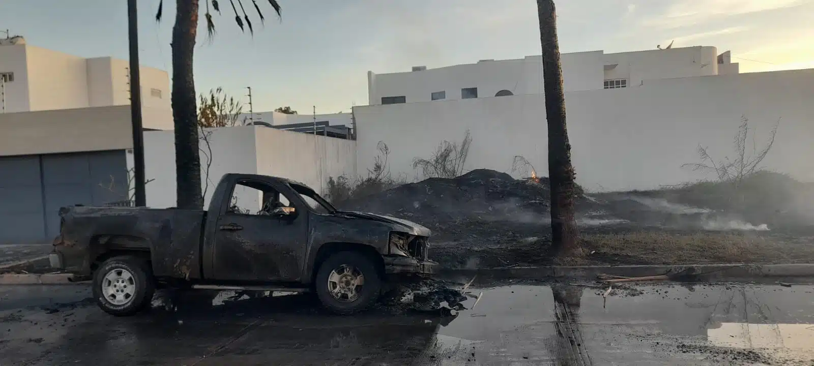 Incendio en baldío se sale de control; alcanza camioneta y queda calcinada en Los Mochis