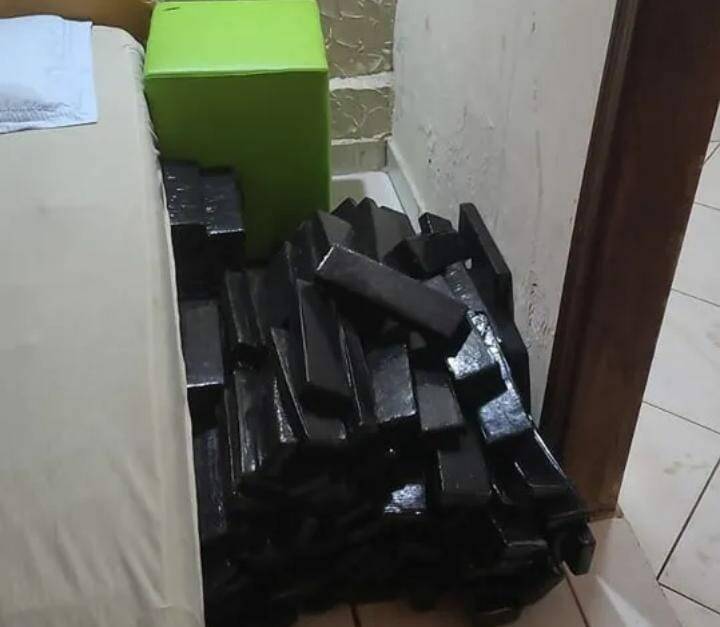 Insólito lo que olvidan en moteles alrededor del mundo; pareja dejó 100 kilos de marihuana