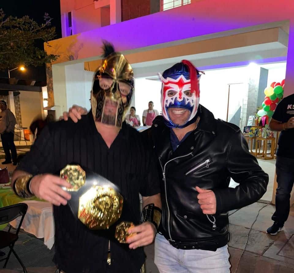 ¡Se “echó” sus marometas! “El Güero” festeja su cumpleaños con función de lucha libre en Mazatlán