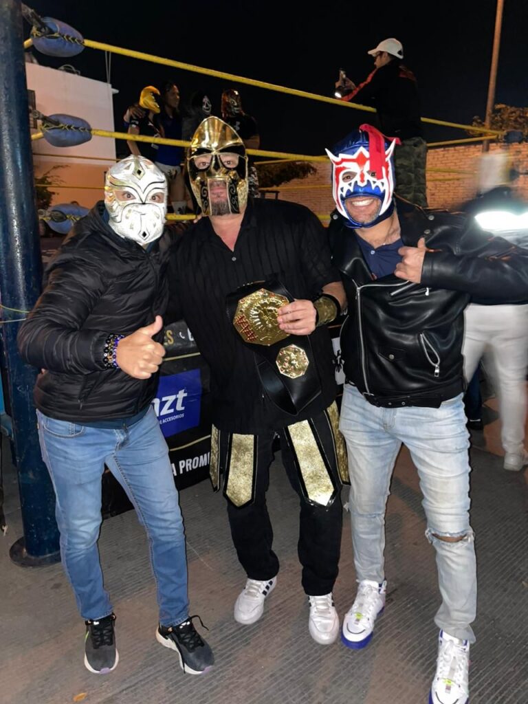 ¡Se “echó” sus marometas! “El Güero” festeja su cumpleaños con función de lucha libre en Mazatlán