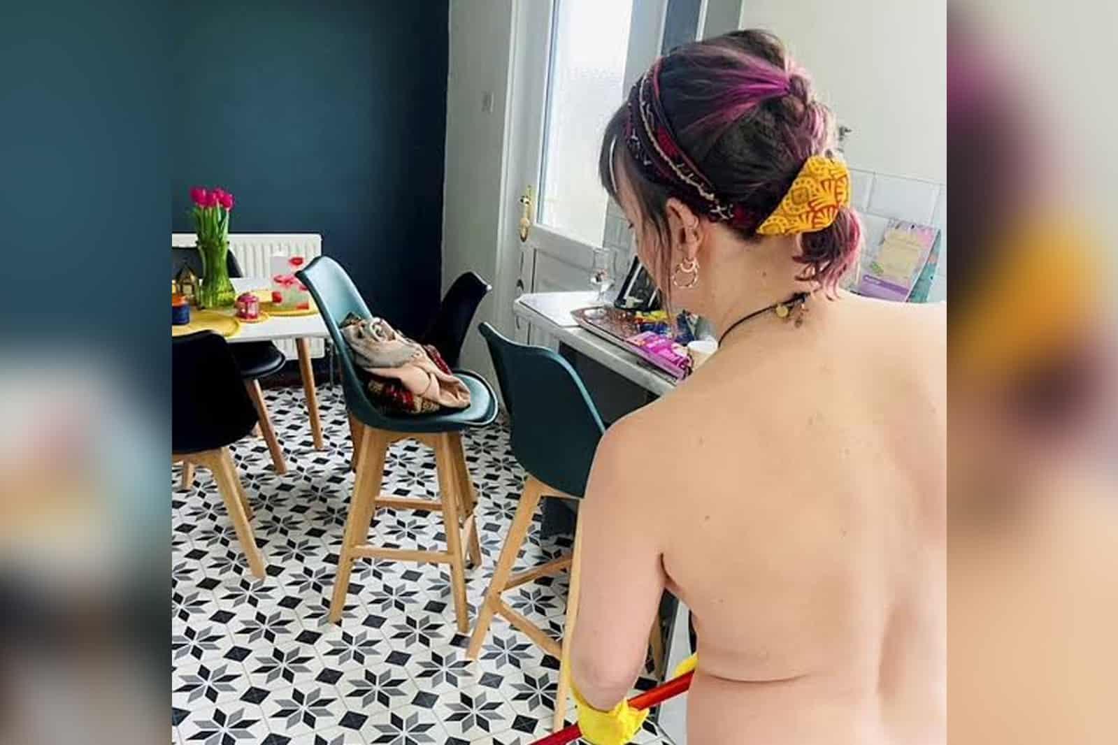Mujer gana más de mil pesos por hora limpiando casas; ¡lo hace sin ropa!