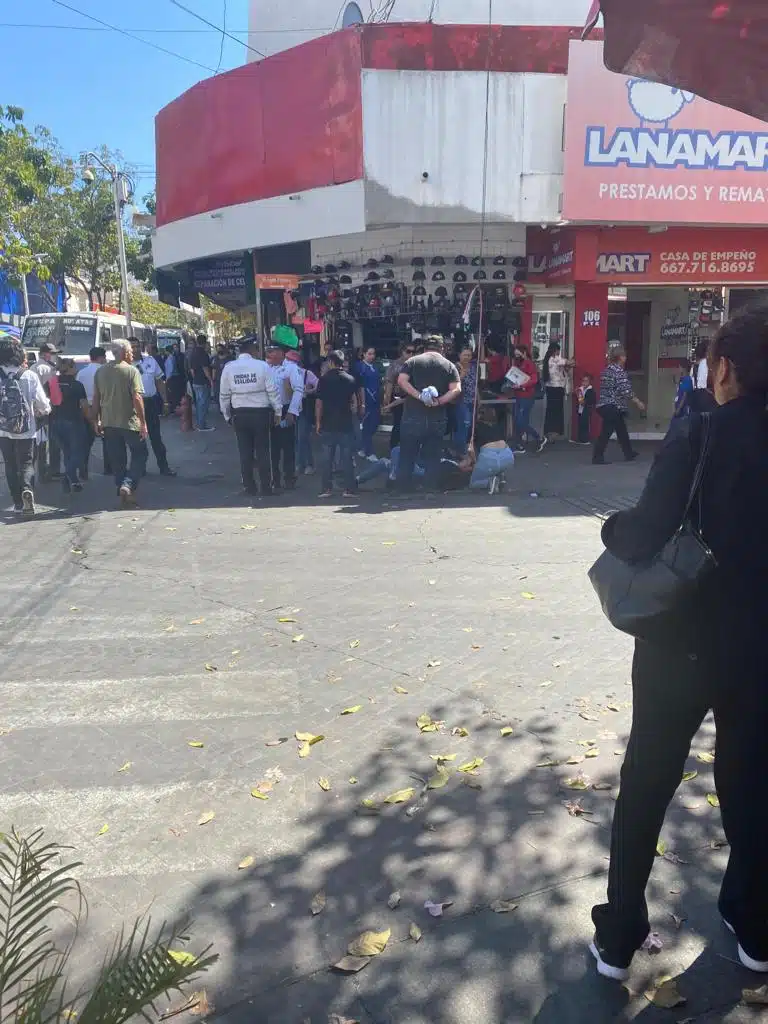 Mujer se salva de ser atropellada por un camión Prepa-Huertas en Culiacán