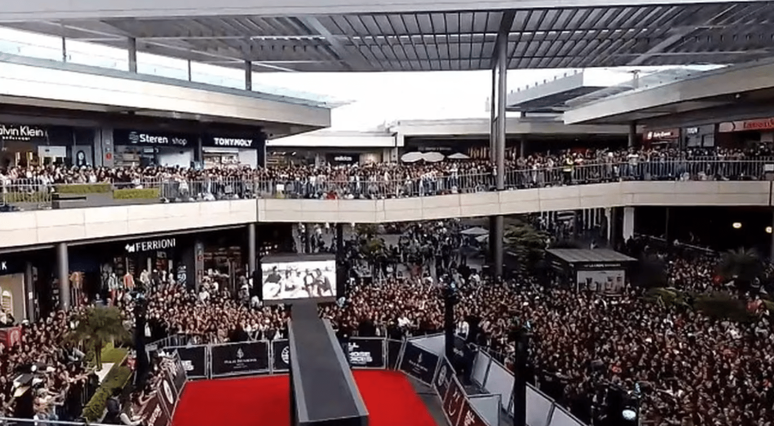 Oasis de Coyoacán-premiere-Louis Tomlinson