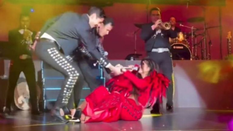 Video ¡otra Que Da El “juangabrielazo” Ana Bárbara Se Cae En Pleno Show “de Peores Me He 5320