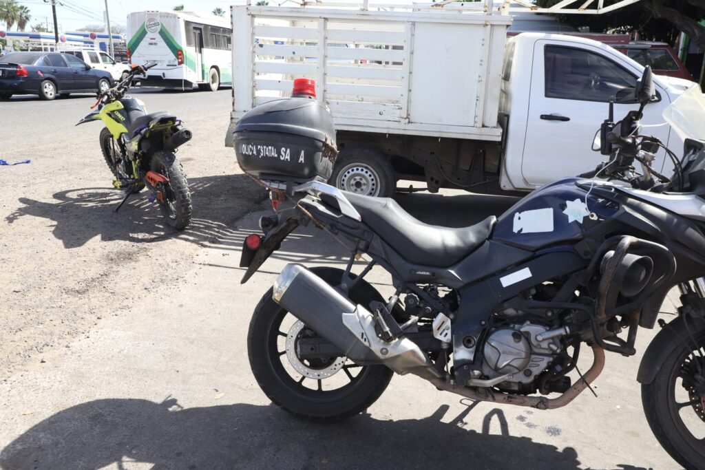 Par de motociclistas chocan frente a la López Mateos en Mazatlán