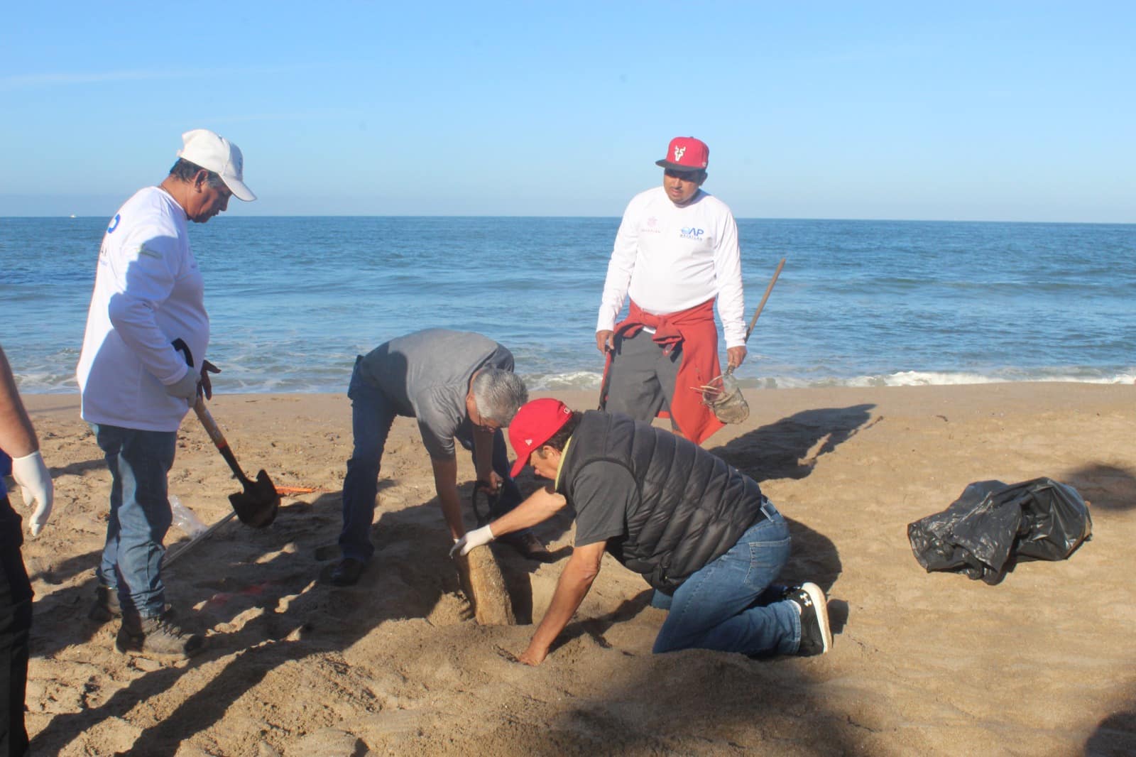 Personal de Jumapam se suma a limpieza de playa Olas Altas (2)
