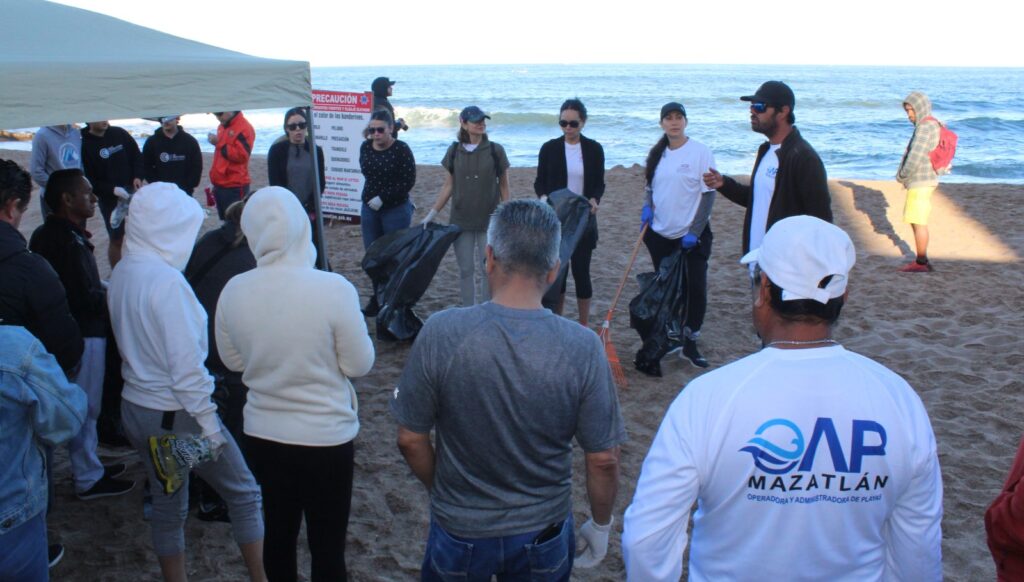 Personal de Jumapam se suma a limpieza de playa Olas Altas