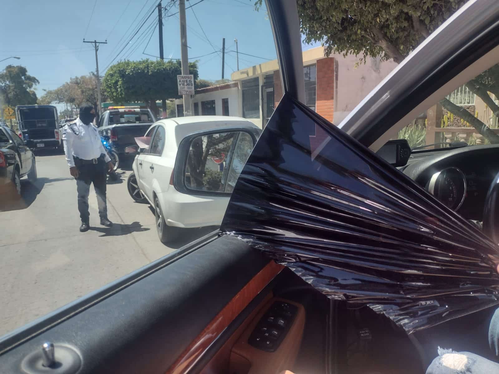 En Mazatlán, tránsitos aplican 13 multas por traer polarizados no autorizados