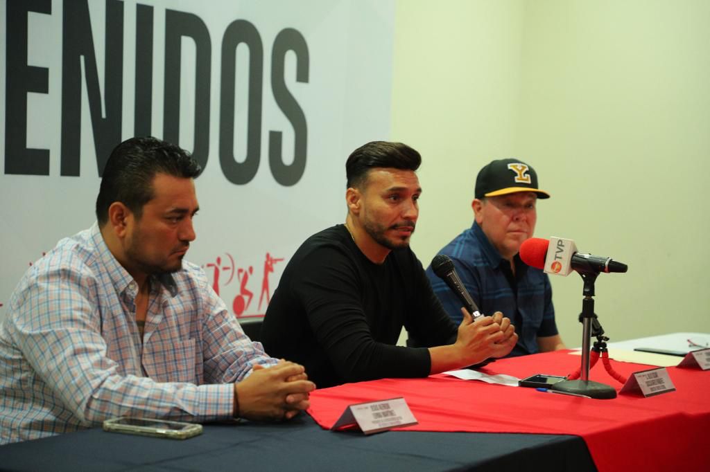Culiacán, Sin. - El presidente de la Asociación Sinaloense de Beisbol, Fernando Hernández Rubio, dio a conocer esta mañana que las selecciones sinaloenses de béisbol, se encuentran en este momento preparándose rumbo a los Macro Regionales donde tendrán la tarea de ganar un boleto para los Juegos Nacionales CONADE 2023. “Contentos porque ya comenzamos con el proceso preparativo para enfrentar el Macro Regional, que por primera vez se va a llevar a cabo de esta manera la eliminatoria, para llegar a la eliminatoria final de los Nacionales CONADE, que será en Tabasco a fines de mayo, principios de junio”, expresó Hernández Rubio. Además, el presidente del ASIBEIS, hizo saber que las selecciones de categoría Prejunior y Junior, ya se encuentran con sus jugadores definidos, quienes desde inicios de semana se mantienen entrenando arduamente de cara a las competencias. “Ahorita lo que tenemos es que ya nos estamos preparando, la semana pasada tuvimos la primera concentración, el objetivo es el Macro Regional, obviamente buscar el pase, a la etapa Nacional, y este fin de semana seguiremos con la preparación”, comentó. A su vez, aceptó que este año se necesita apuntar más alto en el medallero, recordando el fracaso vivido el año pasado para el béisbol base sinaloense y tratando de emular lo hecho en el 2019, cuando Sinaloa logró colocarse en lo más alto del podio. “El año pasado tuvimos un fracaso, fuimos cuarto en la 13-14 (Prejunior), quinto en la 15-16 (Junior), es un doble compromiso que tenemos todos los que queremos este deporte, estar de nueva cuenta estar en el medallero, en el podio y a eso vamos, vamos por la medalla de oro como lo hicimos en el 2019 en Chihuahua”, concluyó Fernando Hérnandez. De esta manera se confirma que el trabajo para los jóvenes deportistas y sus entrenadores está lejos de terminar en este ciclo de Nacionales CONADE, donde después de eliminatorias zonal y estatal, rápidamente regresaron a los entrenamientos en vías de superar lo hecho en ediciones anteriores y poner en alto el nombre de Sinaloa.
