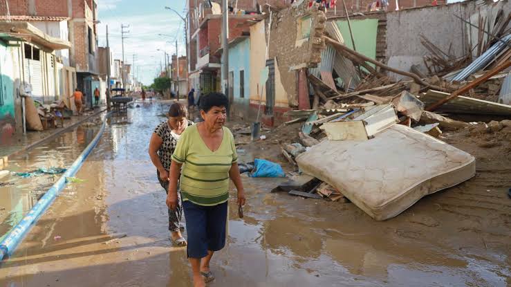 Reportan 60 fallecidos y más de 12 mil damnificados tras torrenciales lluvias en Perú