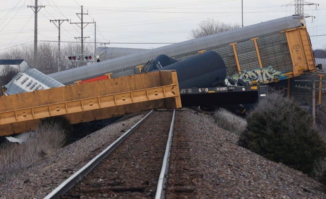 Se descarrila tren