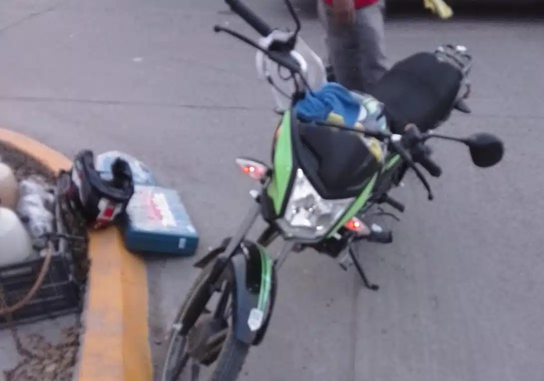 Se estrellan par de motociclistas en Guasave; uno termina lesionado