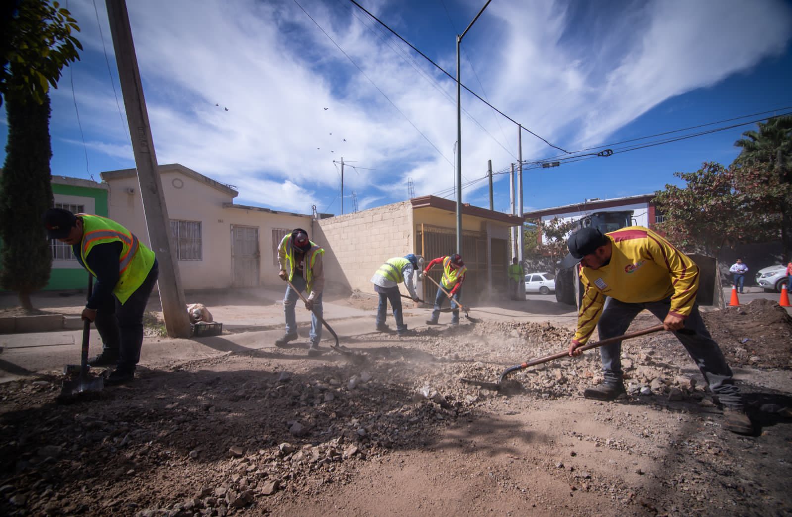 Supervisa alcalde de Culiacán trabajos de reencarpetado en calles de Villa Bonita (3)
