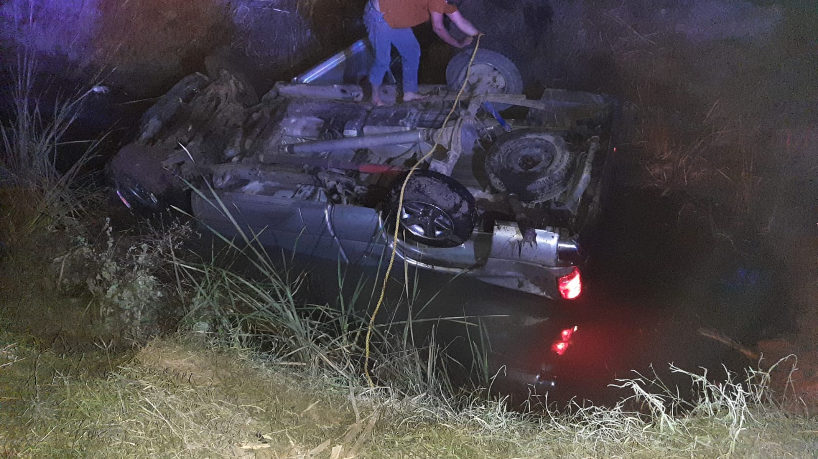 Terminó volcado en un dren luego de estrellarse contra un tractor en Guasave (2)