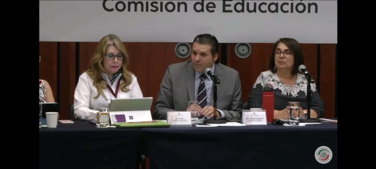 El senador Mario Zamora propone instalar paneles en escuelas para generar su propia energía