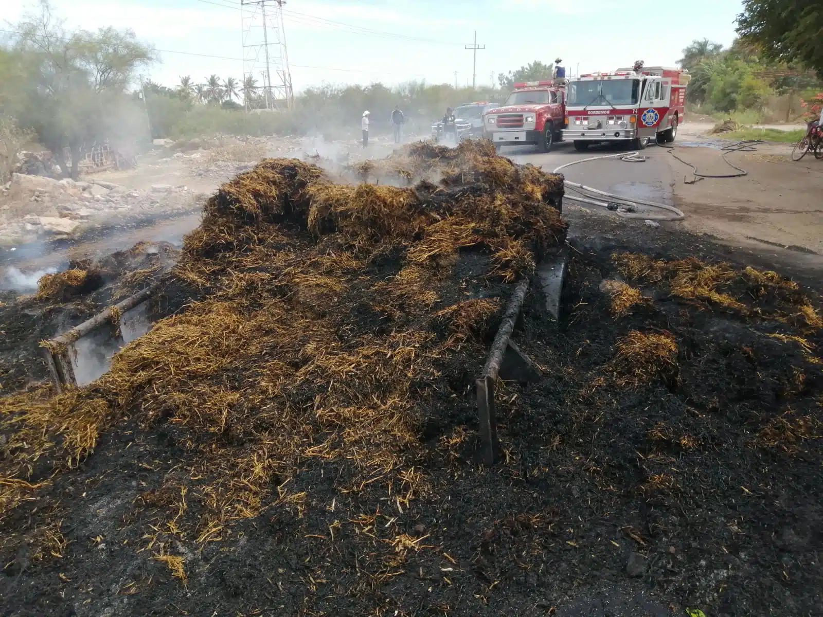 ¡Incendio voraz! Se queman decenas de pacas de frijol; ardieron junto con un remolque en Guasave