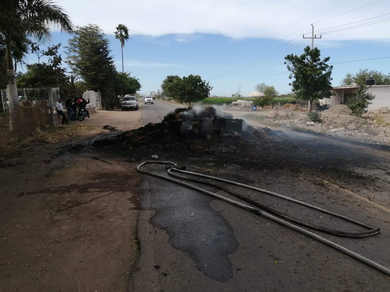 ¡Incendio voraz! Se queman decenas de pacas de frijol; ardieron junto con un remolque en Guasave