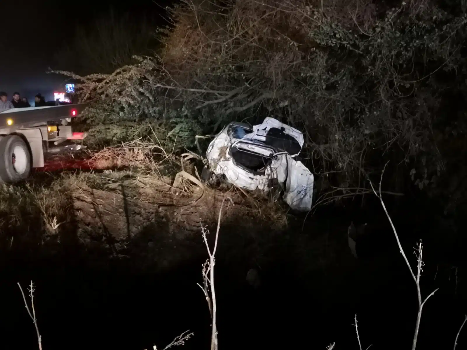 Dos mujeres sufren accidente en un Versa cerca del cuartel militar de Los Mochis; una está grave