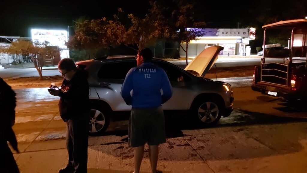 ¡Venían de su trabajo! Camioneta se impacta contra auriga en Mazatlán