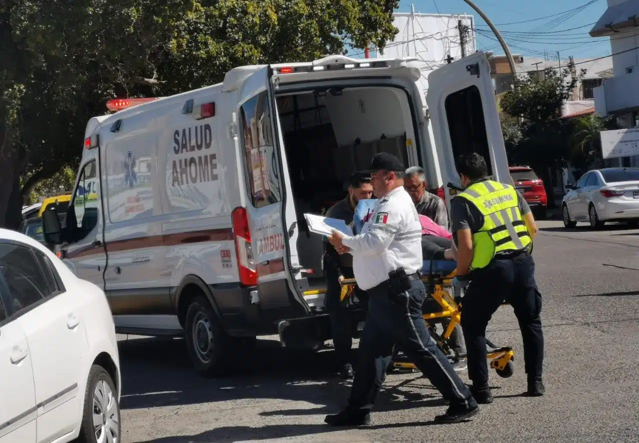¡Carambola! Mujer termina en el hospital tras sufrir un accidente automovilístico en Los Mochis