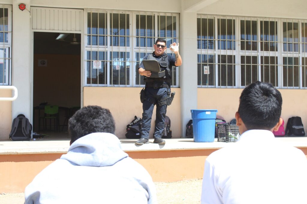 ¡Van contra las riñas! Con pláticas, concientizan a estudiantes de secundaria en Mazatlán
