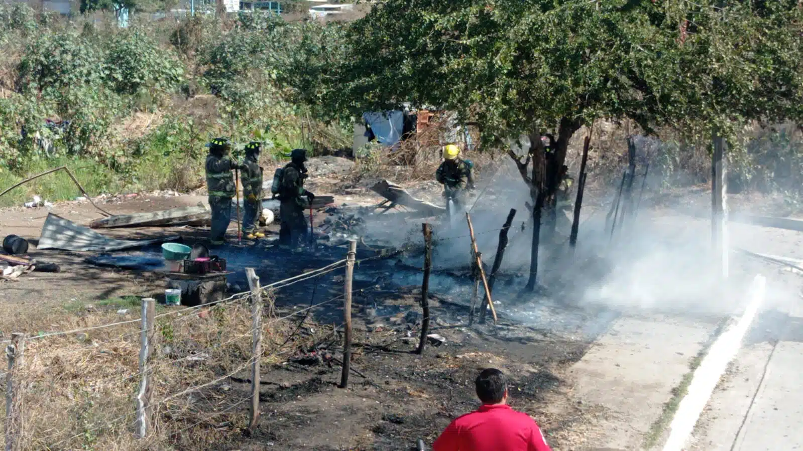 Incendio en la colonia Burócrata en Mazatlán, reduce a cenizas una vivienda de madera