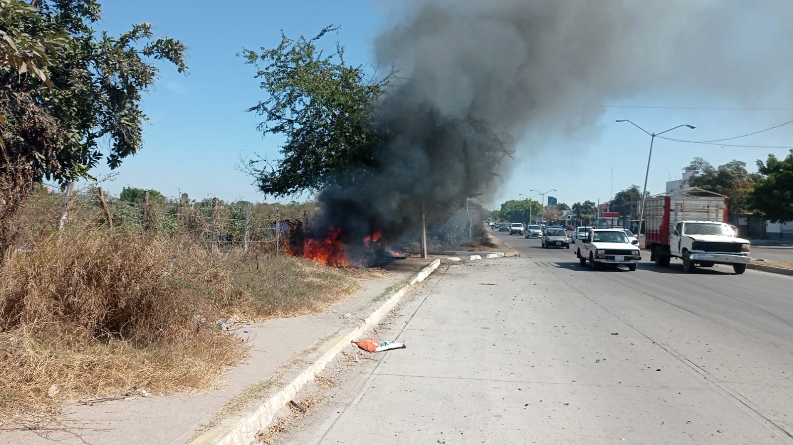 Incendio en la colonia Burócrata en Mazatlán, reduce a cenizas una vivienda de madera