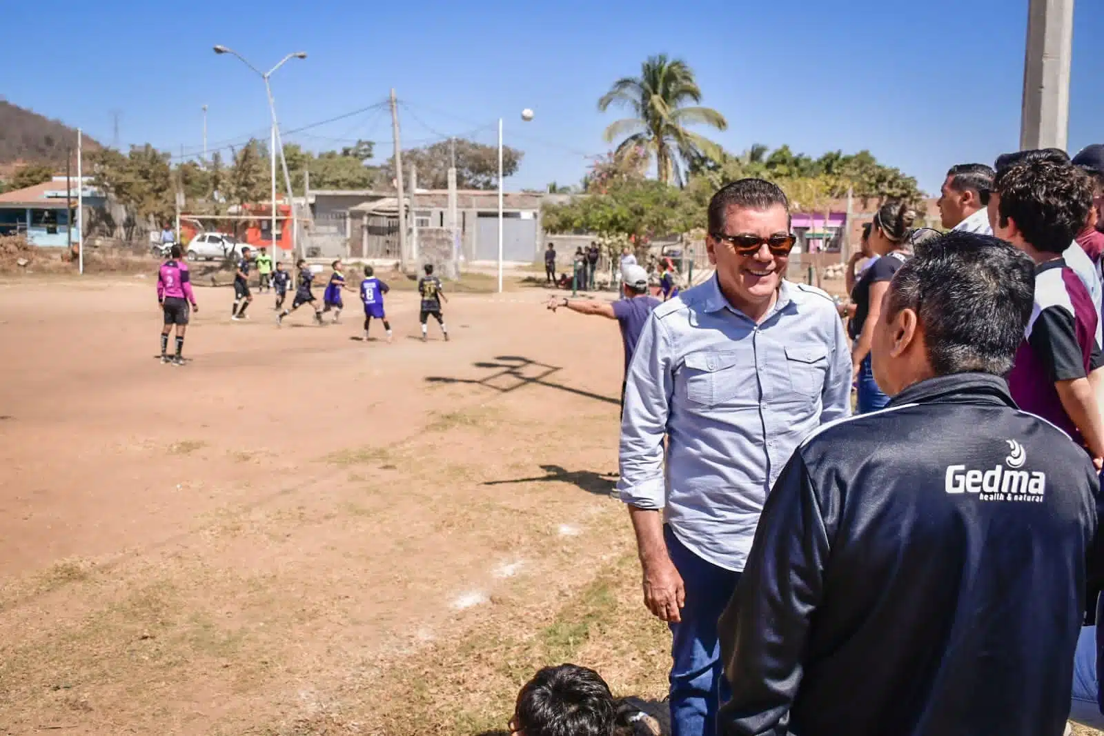 Ángel Ramón lo dio todo en el campo: Se lució ya que por primera vez un alcalde lo vio jugar futbol