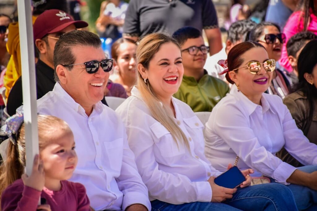 Acuden cientos para celebrar el Día de la Familia en el Parque Central de Mazatlán