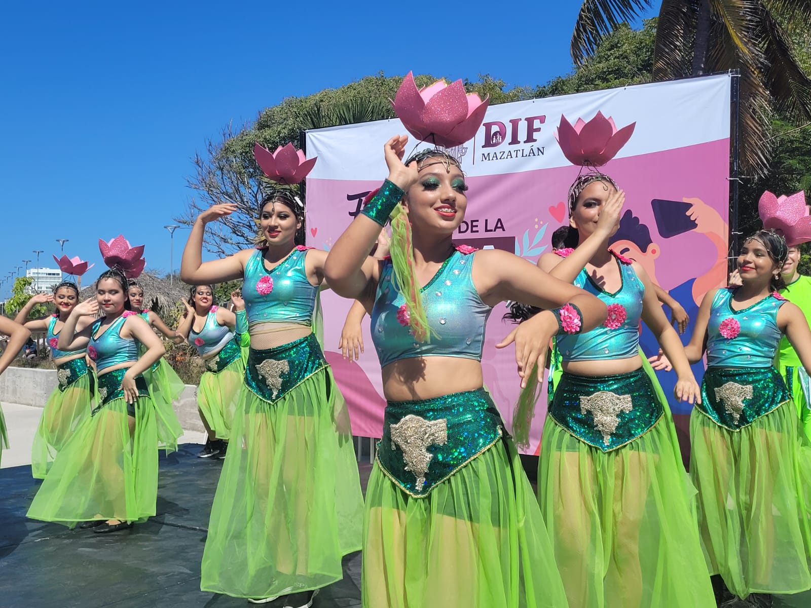 Acuden cientos para celebrar el Día de la Familia en el Parque Central de Mazatlán