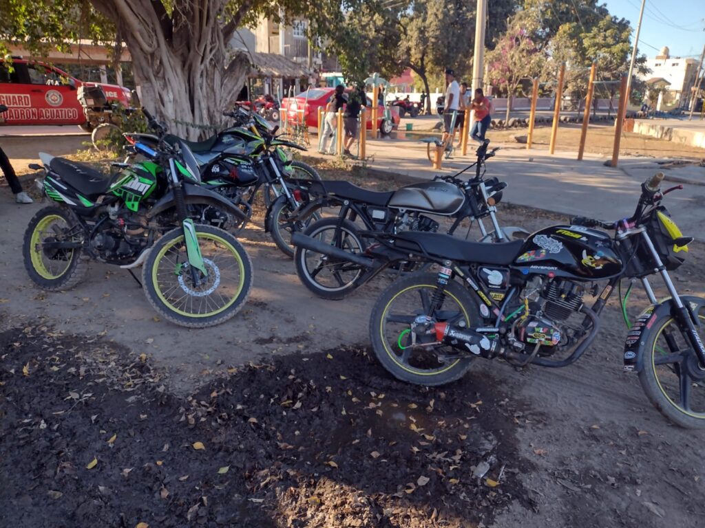 Realizaban acrobacias en playas de la Isla de la Piedra y ahora sus motos están en la pensión