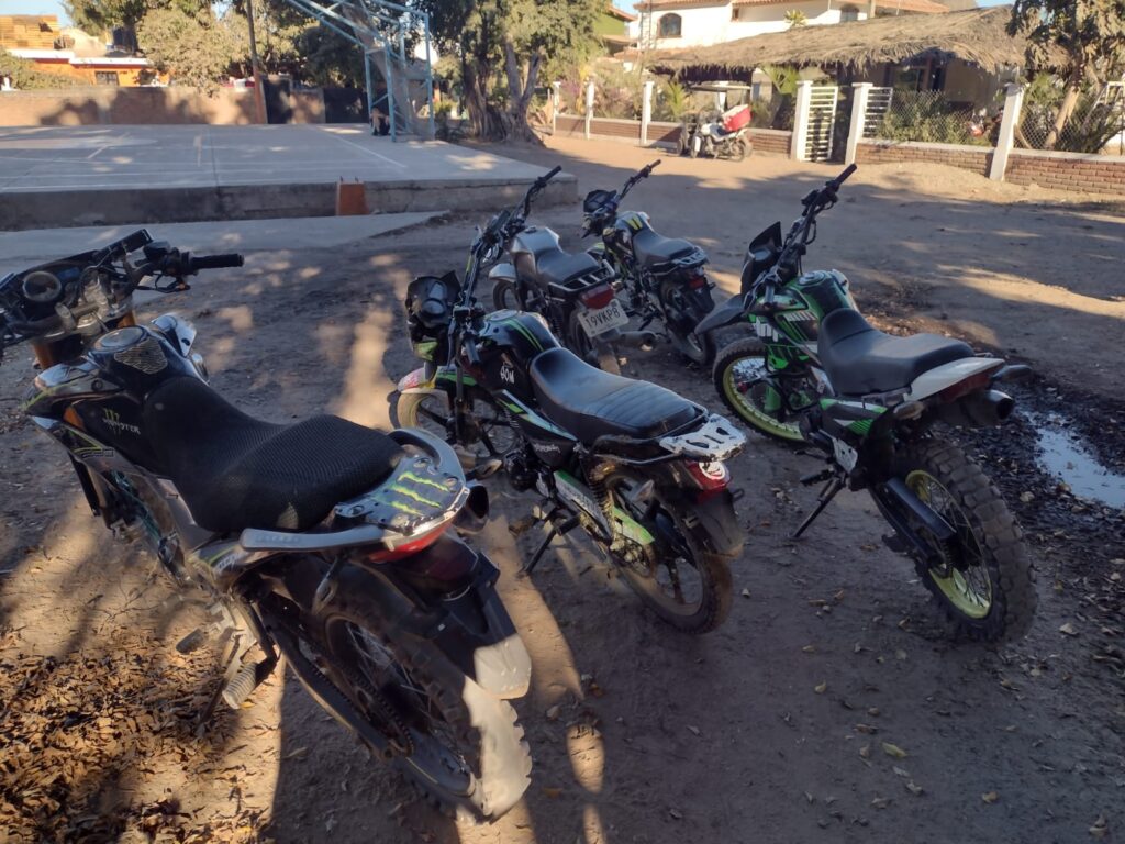 Realizaban acrobacias en playas de la Isla de la Piedra y ahora sus motos están en la pensión