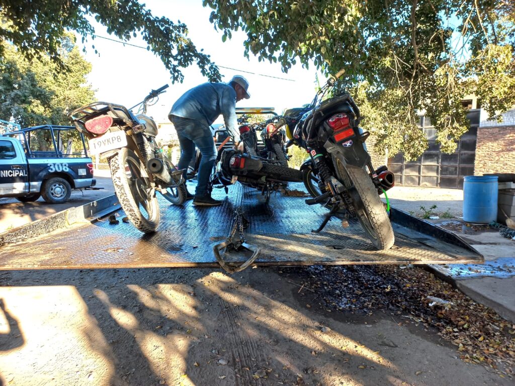 Realizaban acrobacias en playas de la Isla de la Piedra y ahora sus motos están en la pensión