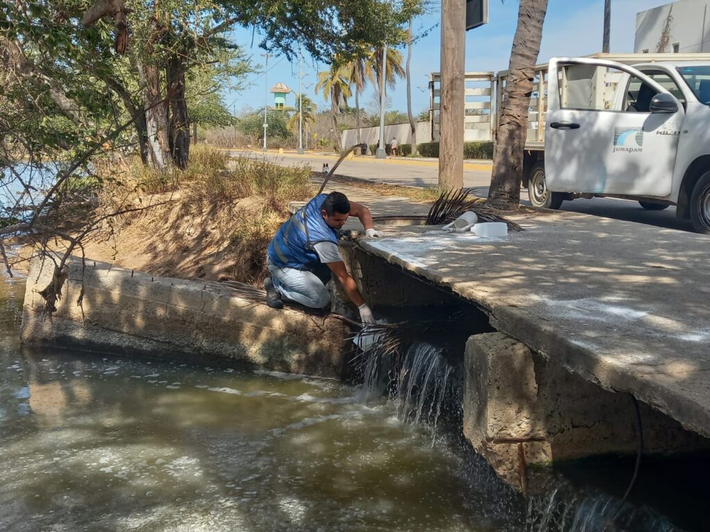 Constructora rompe tubería y se derraman aguas negras en el Estero del Yugo; Jumapam ya monitorea