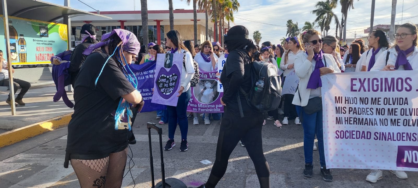 Por el respeto a sus derechos y justicia a las que ya no están, marchan mujeres en Los Mochis