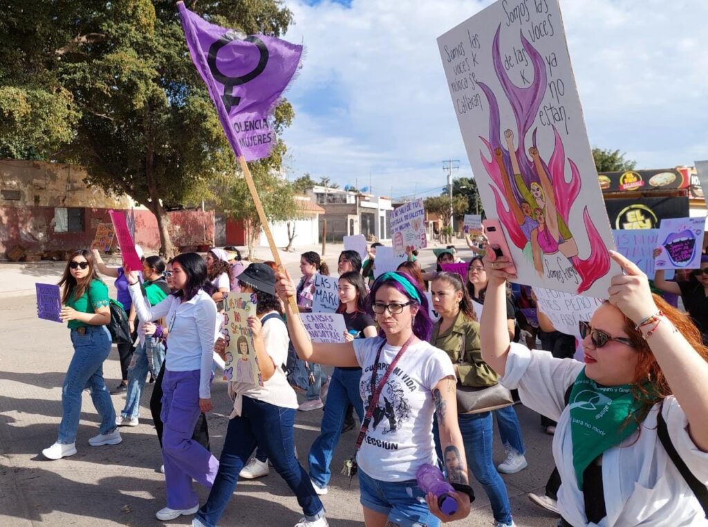 Al grito de "ni una más" también en Guasave salen feministas a la calle para exigir respeto y libertad
