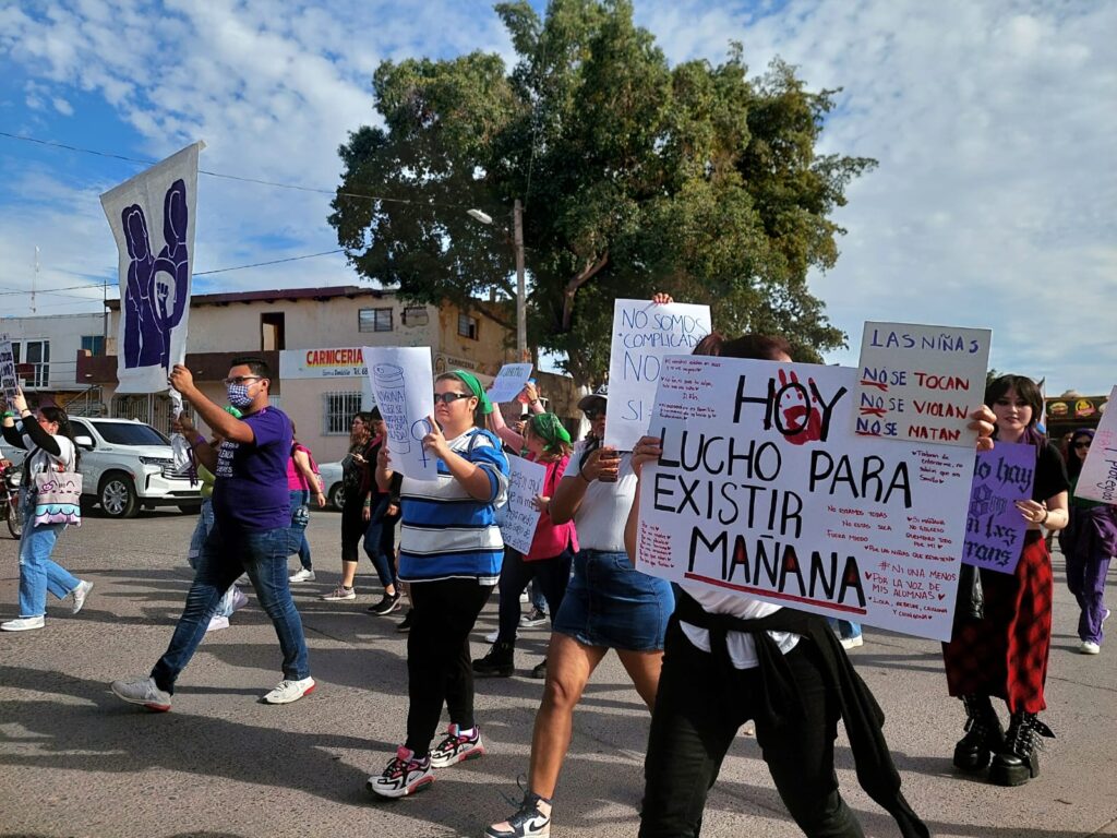 Al grito de "ni una más" también en Guasave salen feministas a la calle para exigir respeto y libertad
