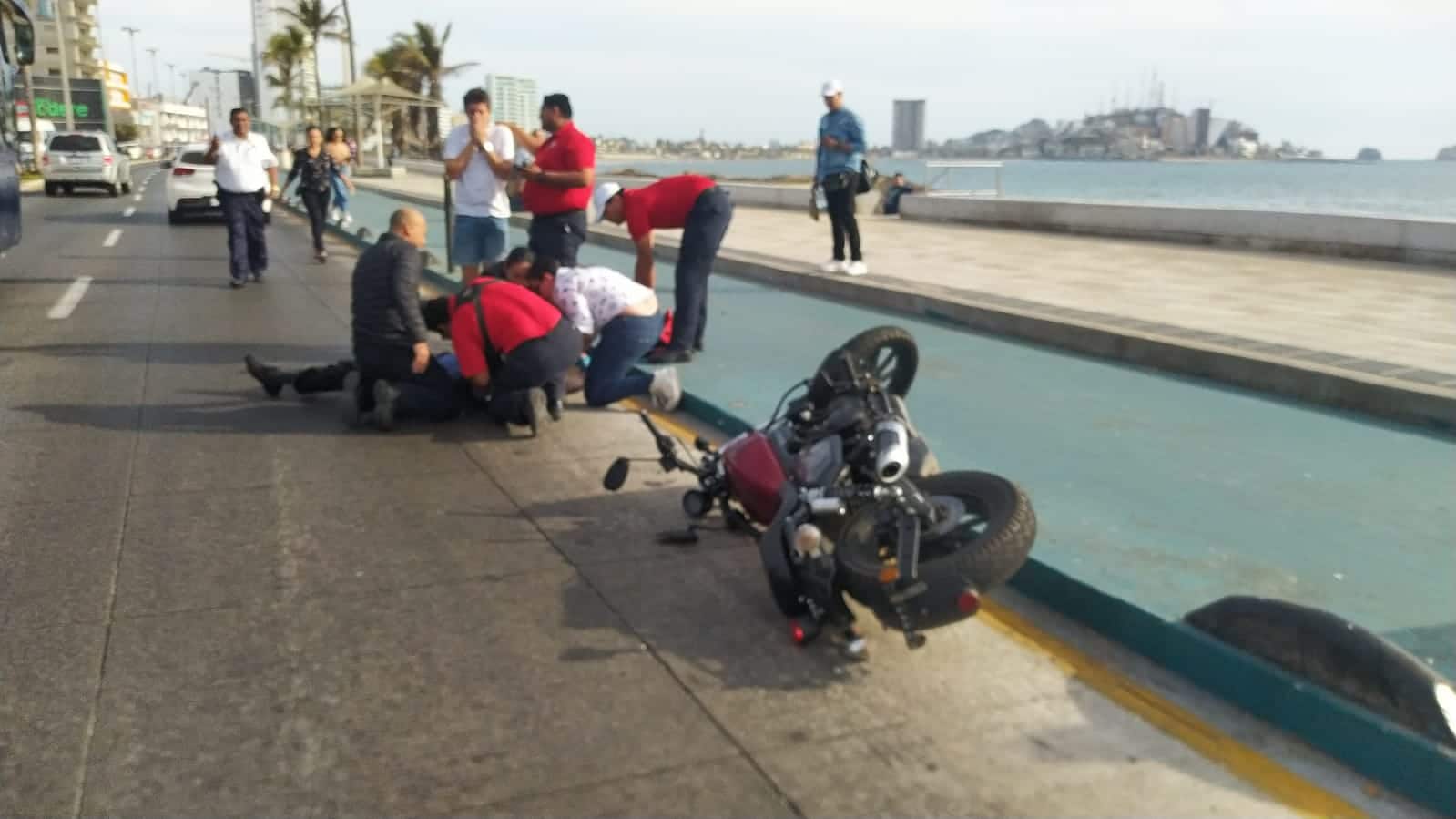 ¡Intentó retornar en zona prohibida! Conductor chocó con motociclista por la Avenida del Mar en Mazatlán