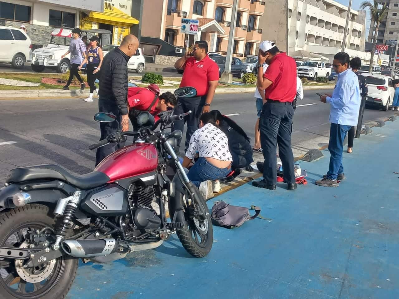 ¡Intentó retornar en zona prohibida! Conductor chocó con motociclista por la Avenida del Mar en Mazatlán