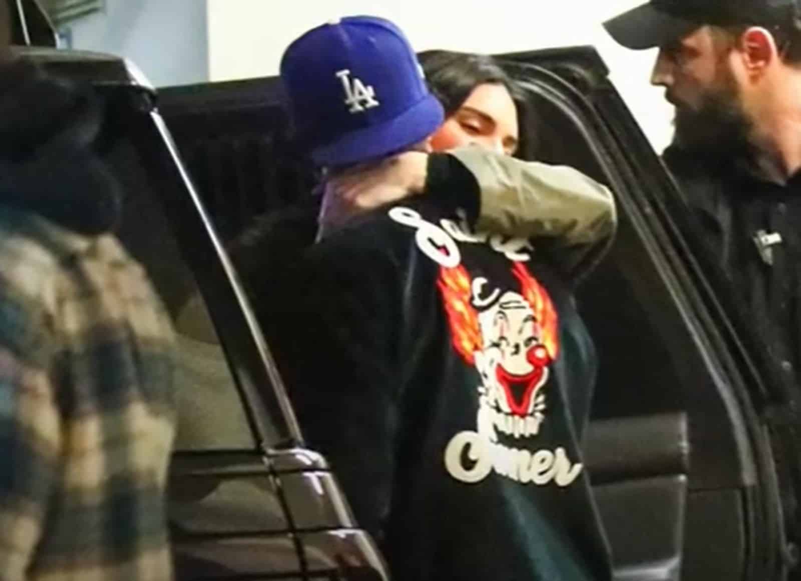 ¡Hay romance! Bad Bunny y Kendall Jenner son vistos muy acaramelados en pleno beso y abrazo