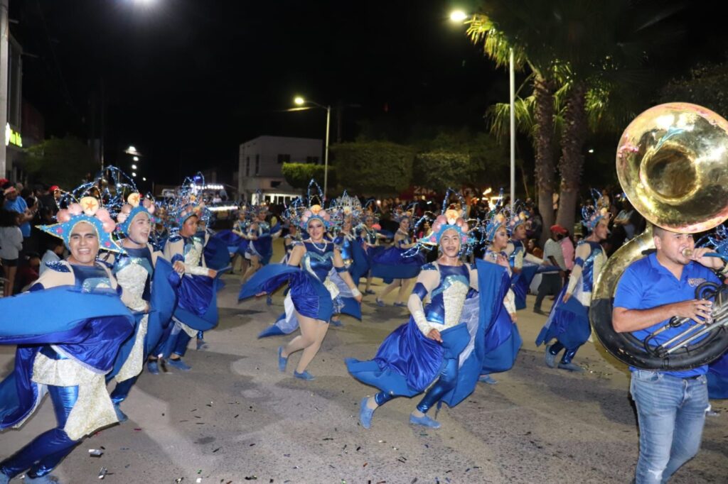 Se llenan de magia las calles de La Cruz con el desfile de carros alegóricos