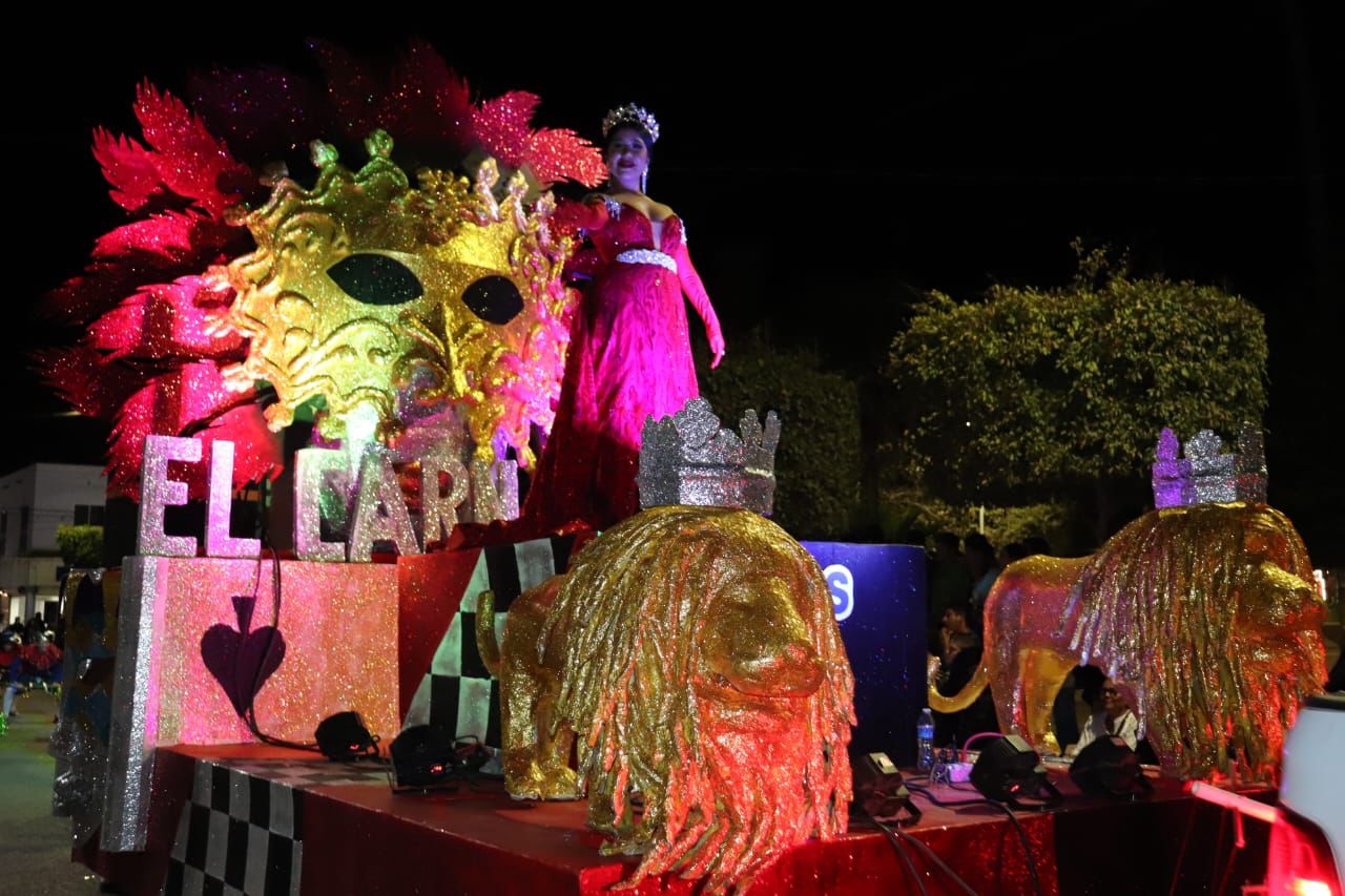 Se llenan de magia las calles de La Cruz con el desfile de carros alegóricos