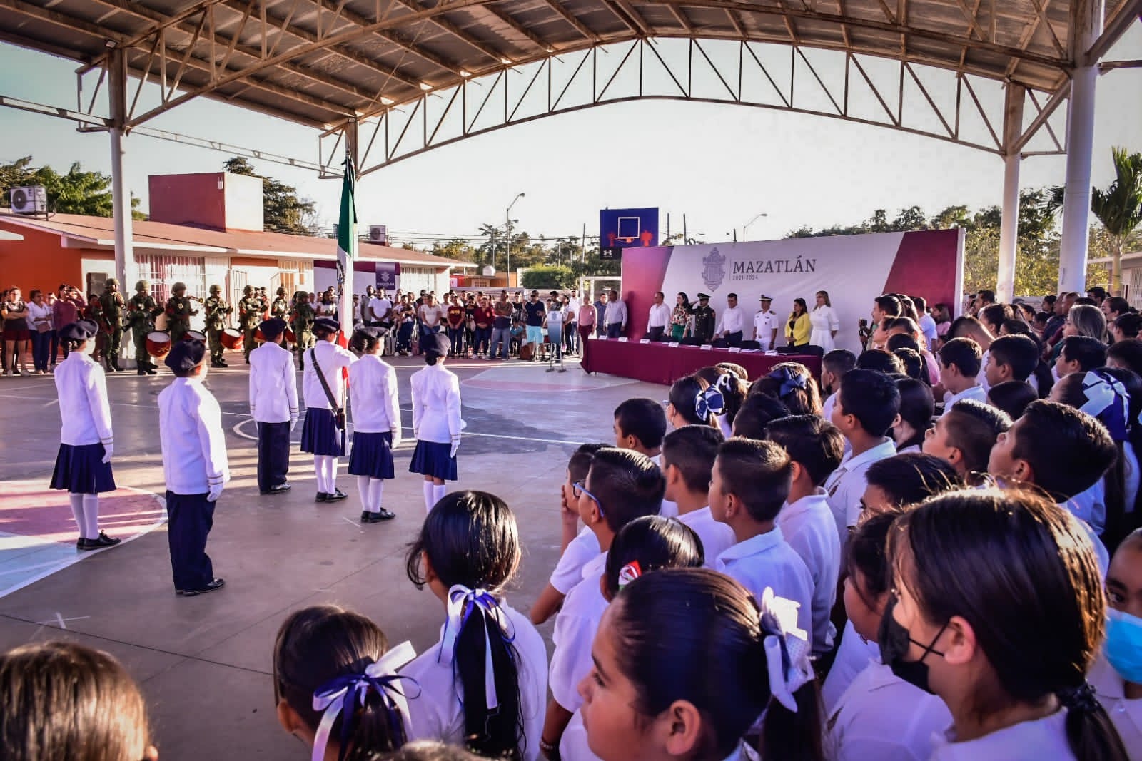 Tradición y valores. En primaria vespertina de Mazatlán, gobierno municipal realiza “Lunes Cívico”