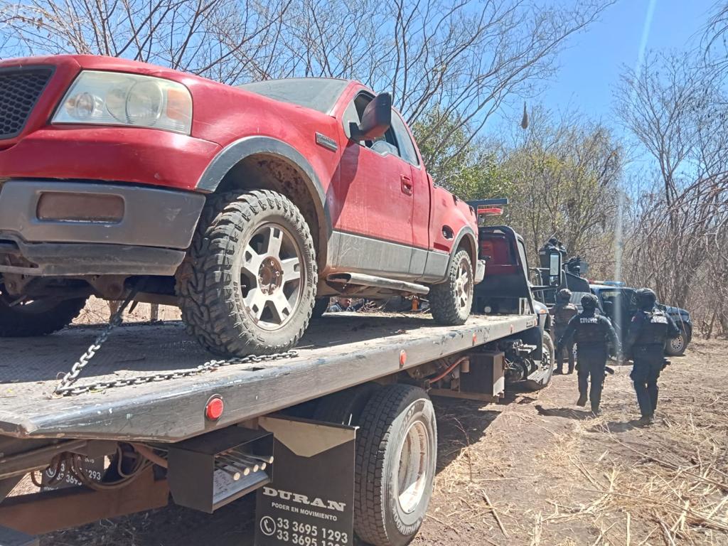 ¡En recorridos de vigilancia! Aseguran policías estatales cristal y vehículos al sur de Culiacán