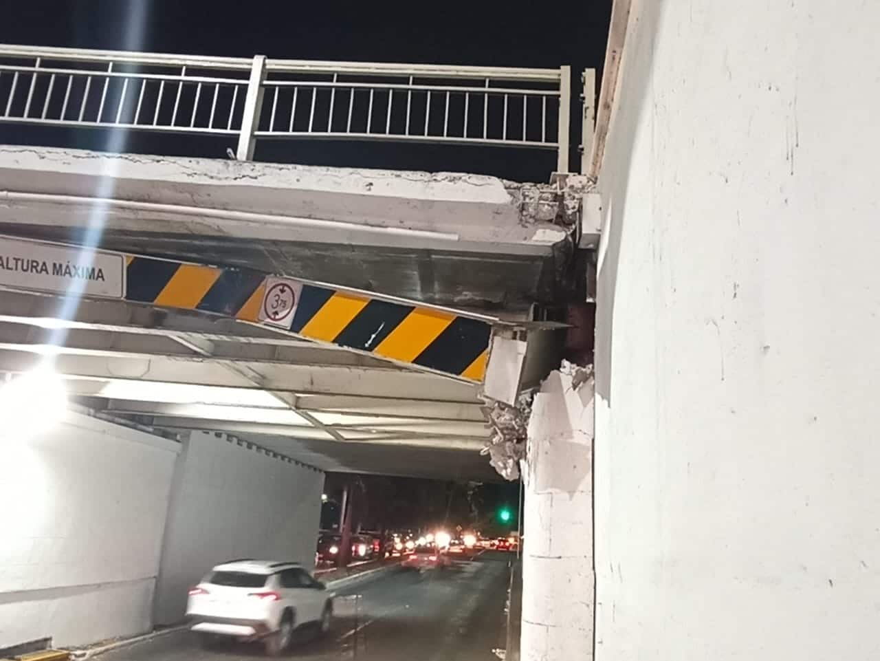Choca camión contra puente Hidalgo en Culiacán; cierran un carril del Malecón Viejo y la Obregón