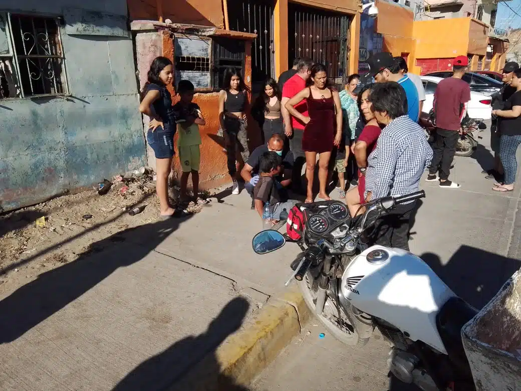 ¡No se fijó! Menor es arrollado por motociclista al cruzar la calle Pino Suárez, en Mazatlán 