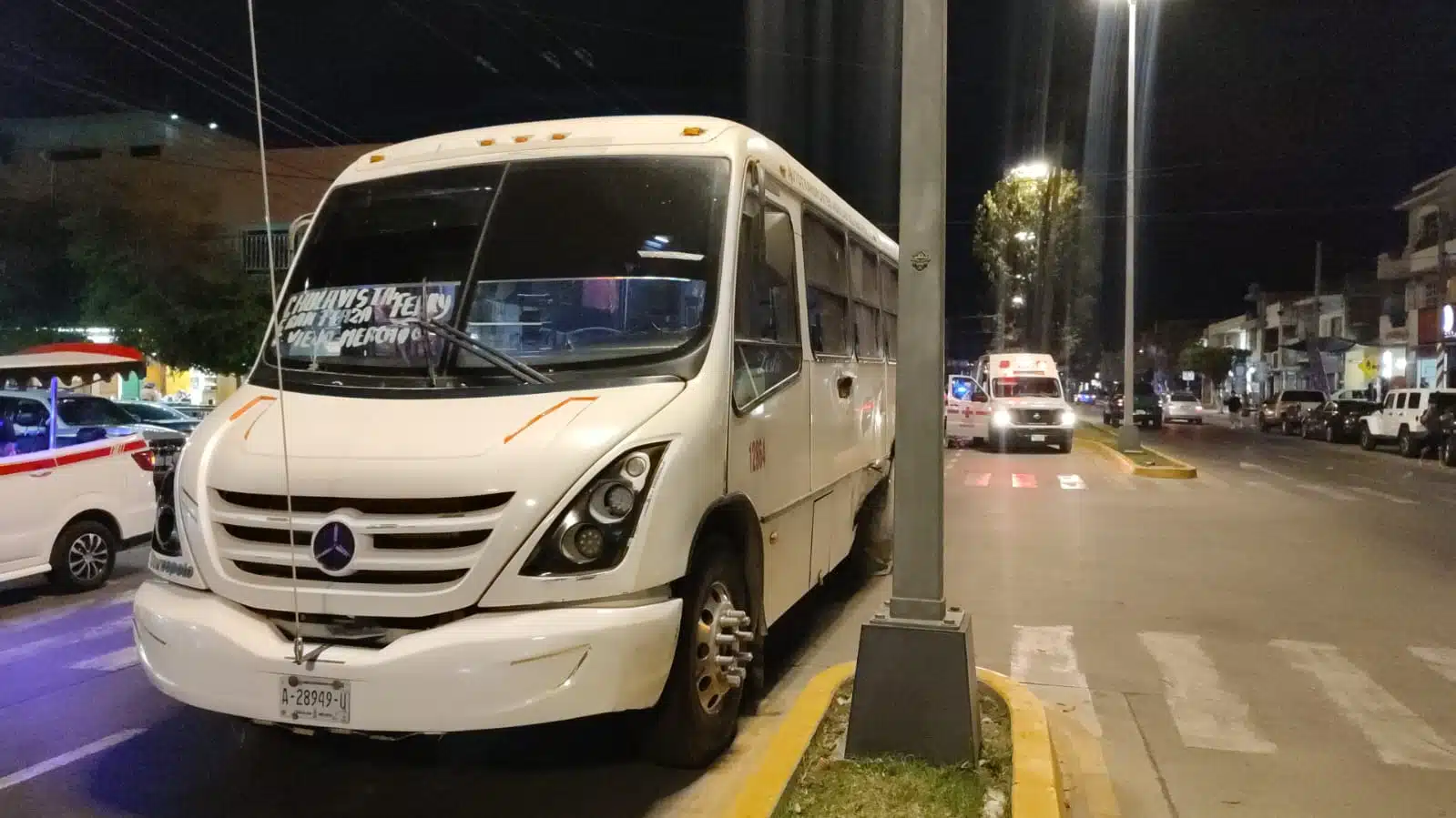 ¡No se fijó! Menor es arrollado por motociclista al cruzar la calle Pino Suárez, en Mazatlán 