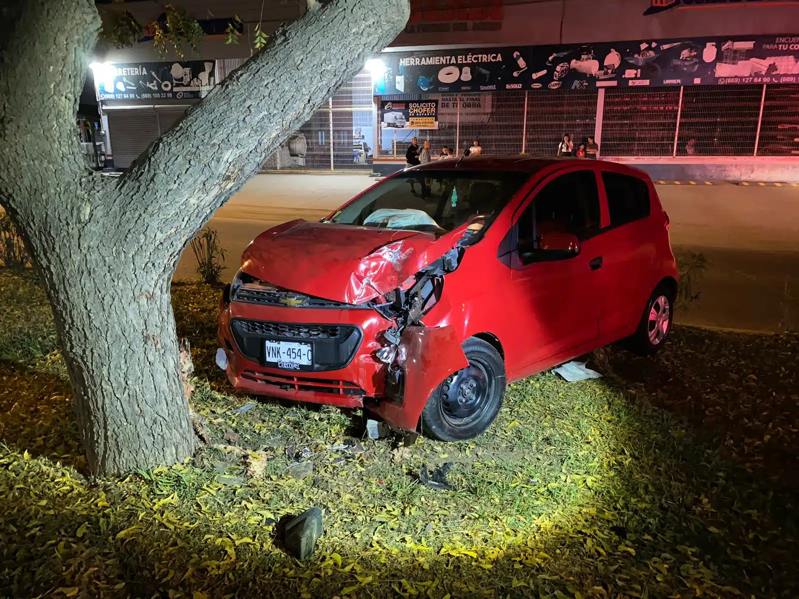 Menor choca automóvil contra un árbol en Mazatlán; sufrió probable fractura c