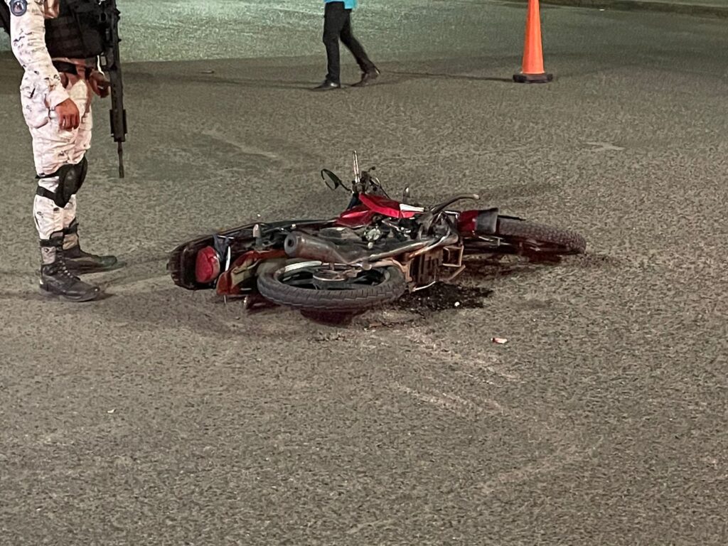 ¡Fuerte golpe! Hombre resulta lesionado tras chocar en su motocicleta con un camión en Culiacán