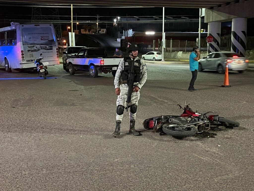 ¡Fuerte golpe! Hombre resulta lesionado tras chocar en su motocicleta con un camión en Culiacán